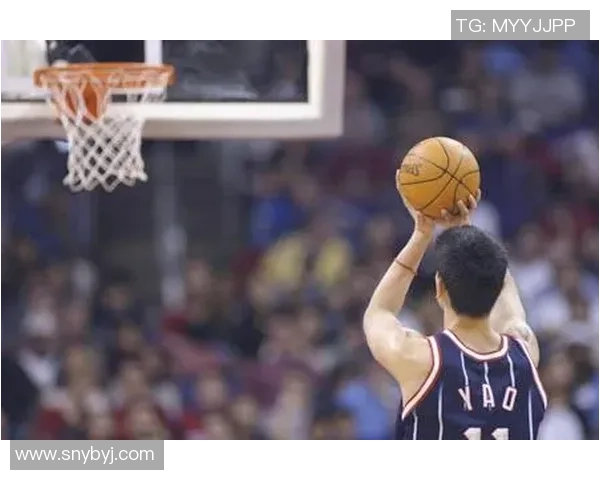 姚明在禁区的震撼扣篮瞬间展现篮球巨星的力量与优雅