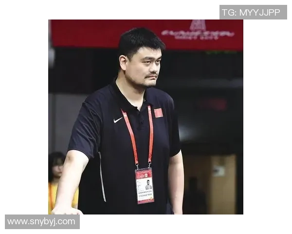 姚明童年萌照曝光展现巨人背后的可爱瞬间引发网友热议