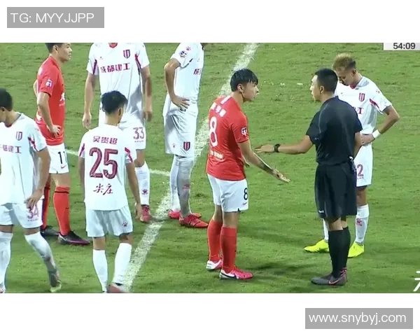 意甲激战：那不勒斯逆转莱比锡乌龙球引发争议判罚全场沸腾